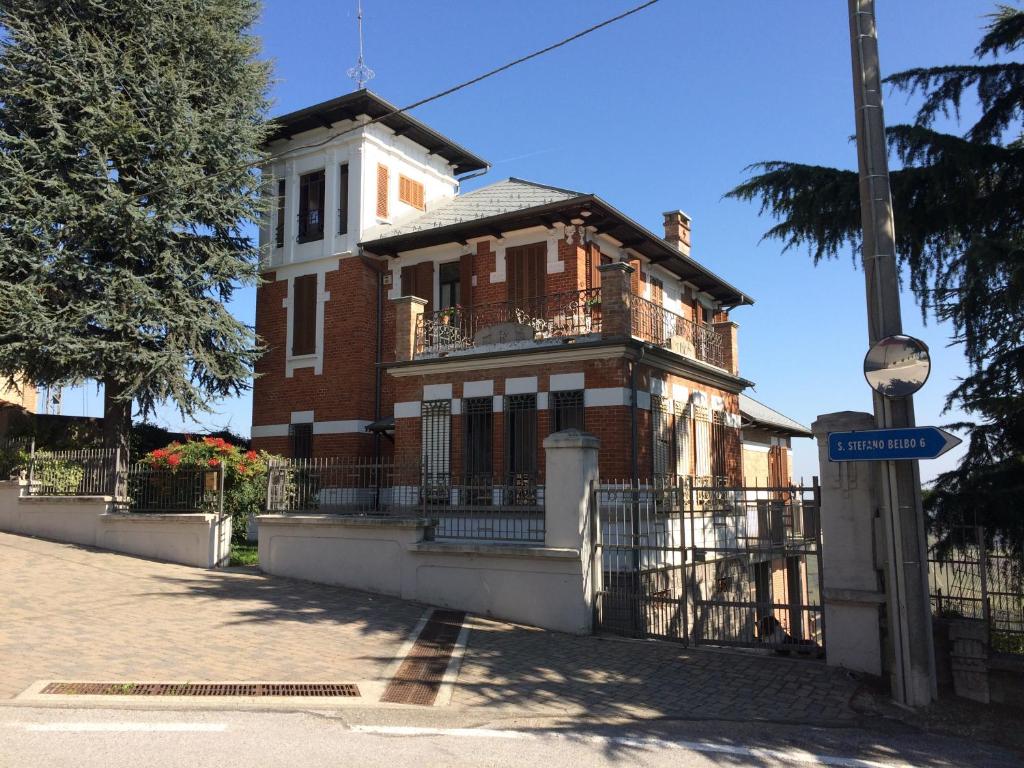 an old house with a fence in front of it at Villa Rina in Camo