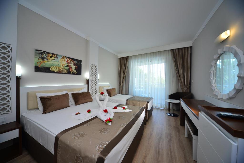 Postel nebo postele na pokoji v ubytování Linda Resort Hotel
