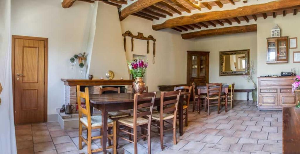 a kitchen and dining room with a table and chairs at Il Vicario-Podere di Monti in San Gimignano