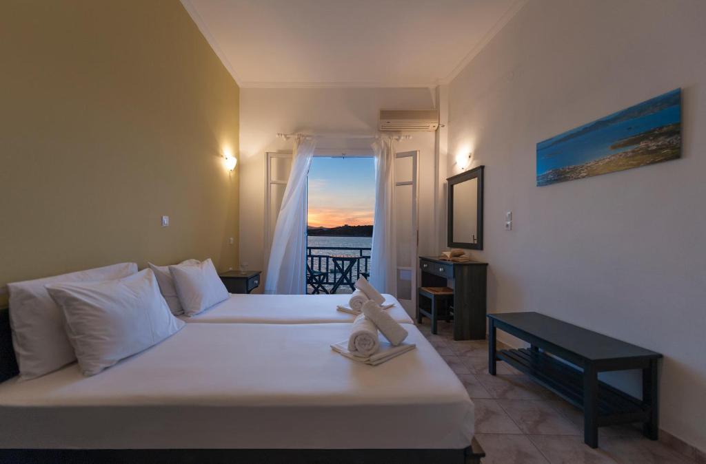 Postel nebo postele na pokoji v ubytování Angeliki Seaside Hotel