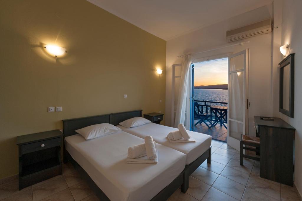 Postel nebo postele na pokoji v ubytování Angeliki Seaside Hotel
