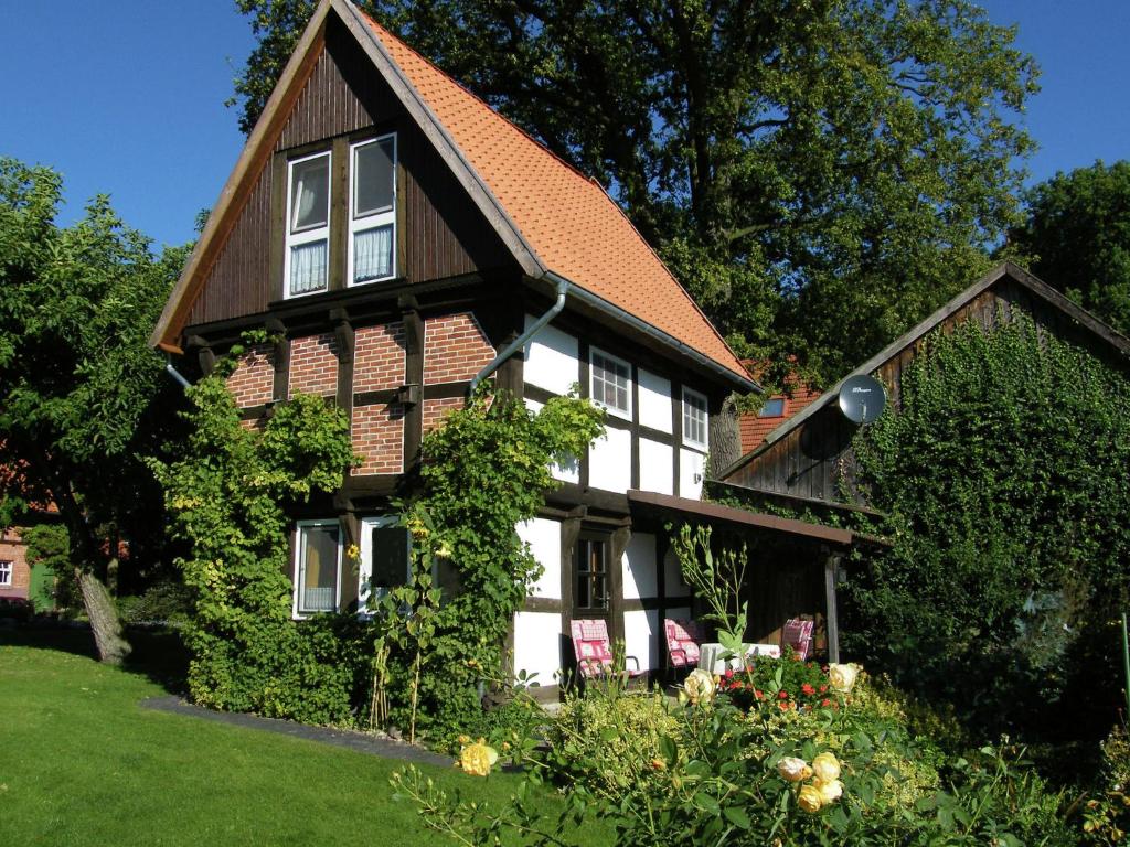 Casa blanca y marrón con patio verde en Heritage Holiday Home In Wienhausen near River, en Langlingen