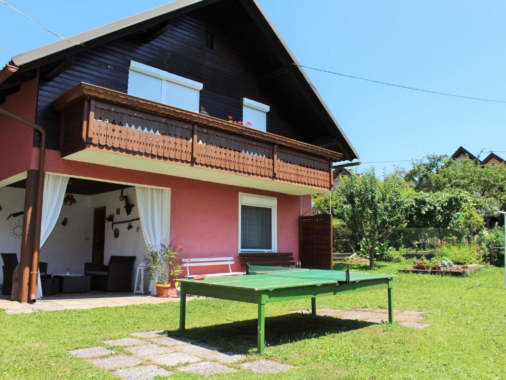 una casa con una mesa de ping pong delante de ella en Holiday home in Carinthia near Lake Klopeiner, en Eberndorf