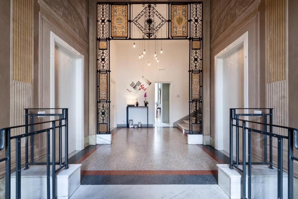 un couloir avec un escalier dans un bâtiment dans l'établissement Lucca in Villa Lucrezia, à Lucques