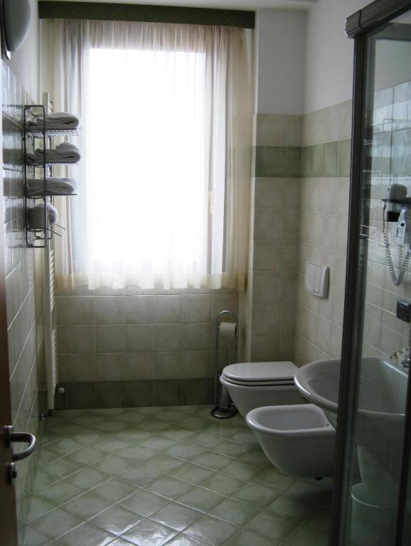 Koupelna v ubytování International Hotel