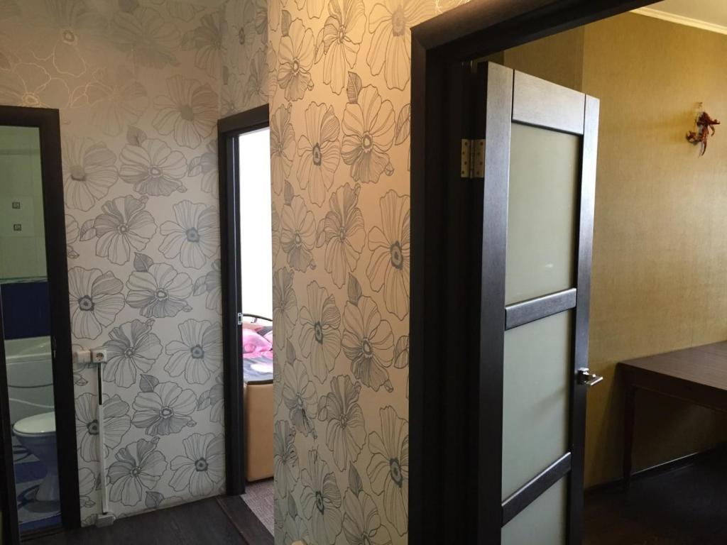 オレンブルクにあるApartment on Tereshkovoy 10/7の花の壁の部屋への開口ドア