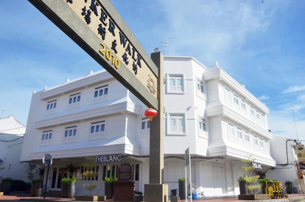 馬六甲的住宿－碧蘭精品酒店，前面有标志的白色建筑