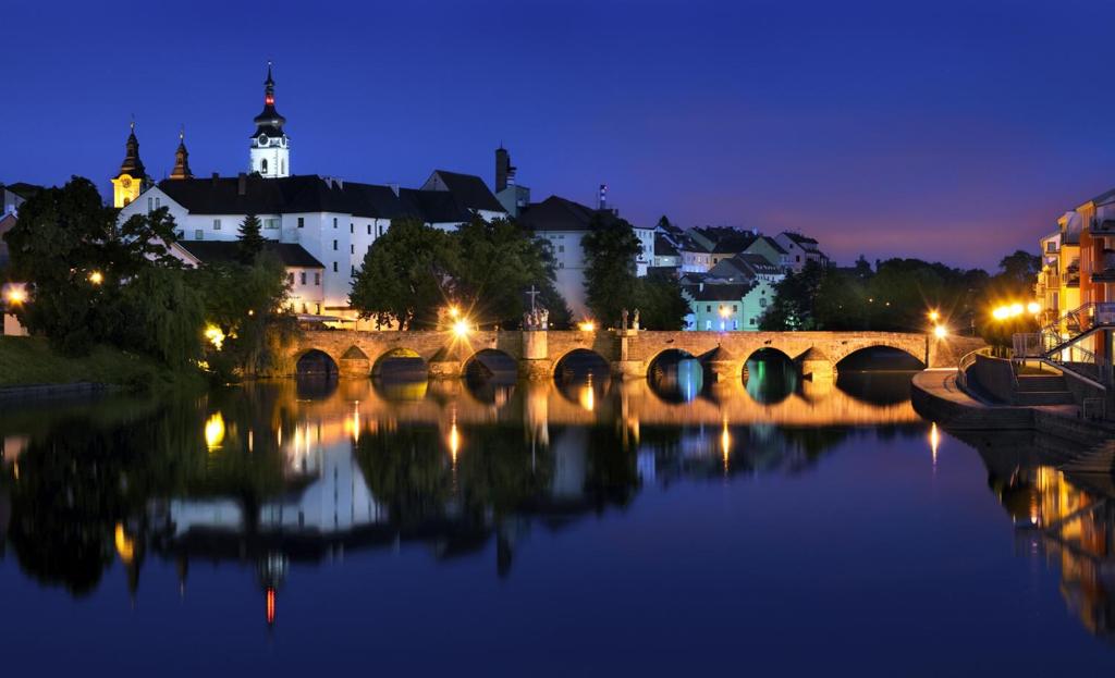Výhled na řeku, která protéká v blízkosti hotelu