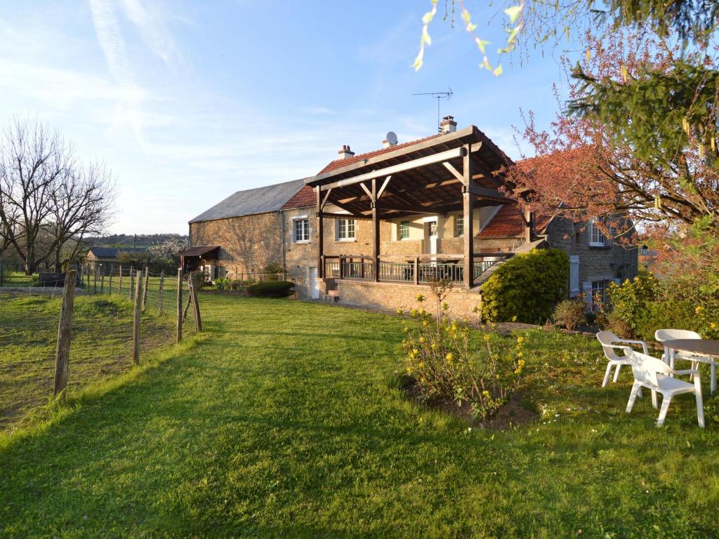 Modern Holiday Home in Vault-de-Lugny with Meadow View