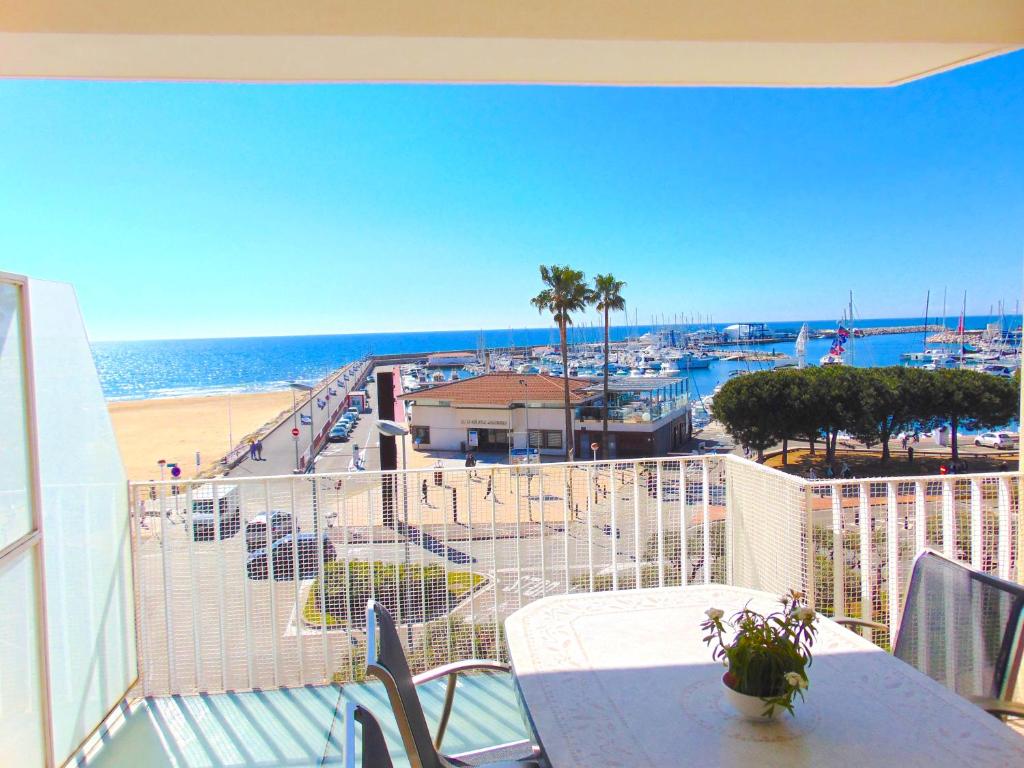 balcón con mesa y vistas a la playa en Apartaments Voramar, en Cambrils