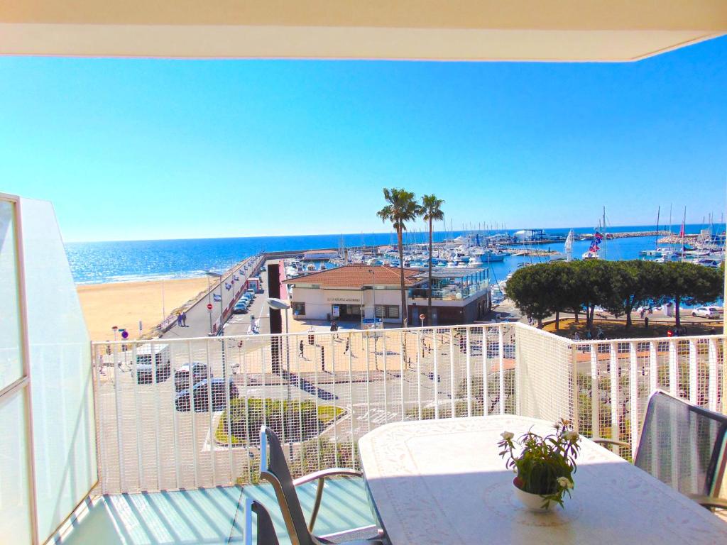 einen Balkon mit einem Tisch und Strandblick in der Unterkunft Apartaments Voramar in Cambrils