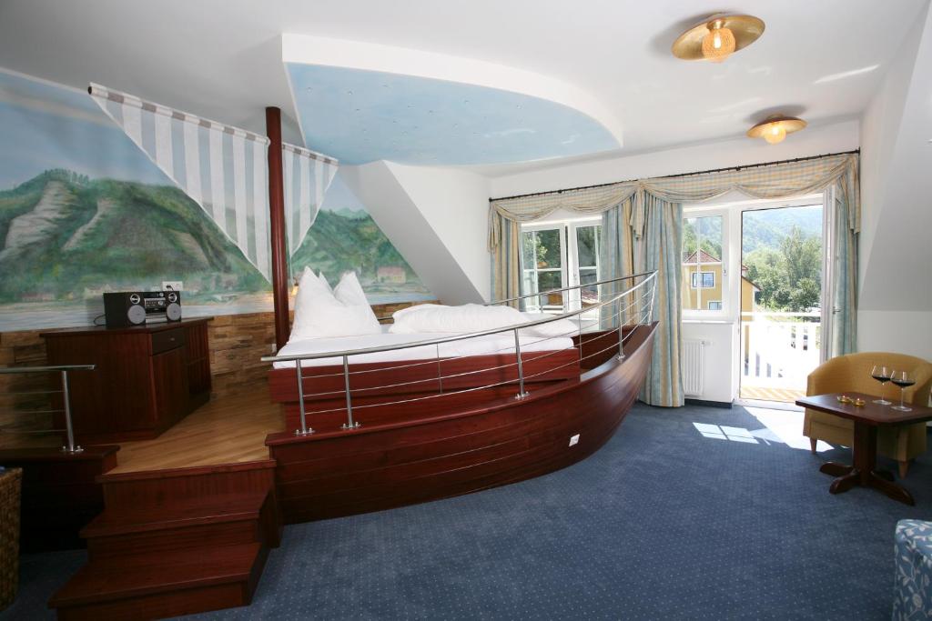Postel nebo postele na pokoji v ubytování Romantikhotel Residenz Wachau