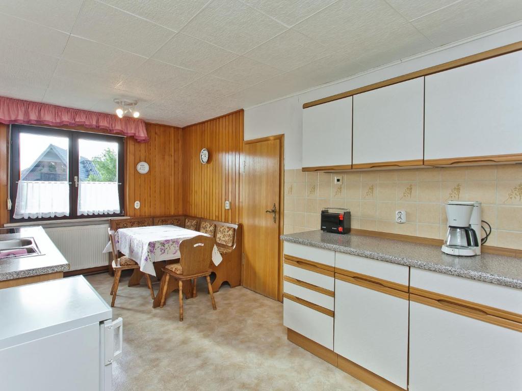Una cocina o kitchenette en holiday home in the Thuringian Forest with roof