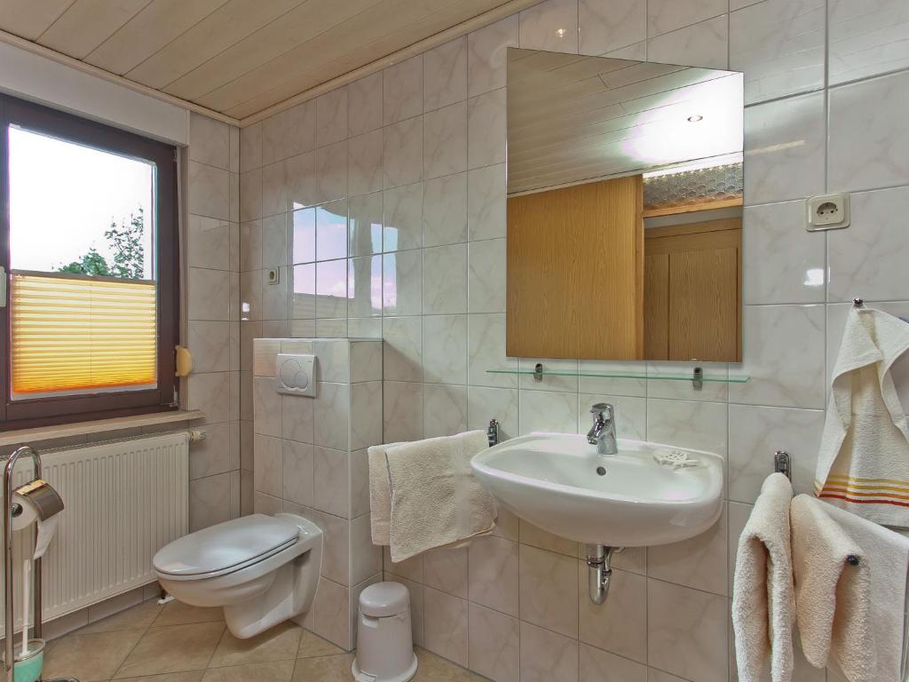 Un baño de holiday home in the Thuringian Forest with roof