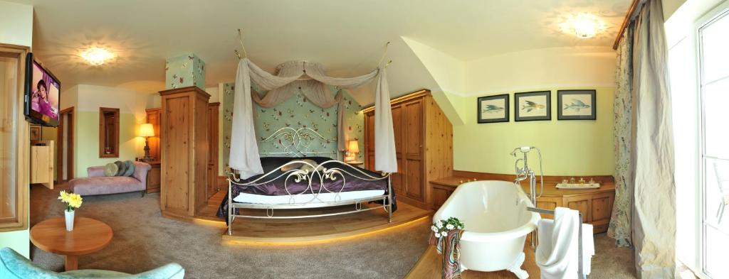 Postel nebo postele na pokoji v ubytování Romantikhotel Residenz Wachau