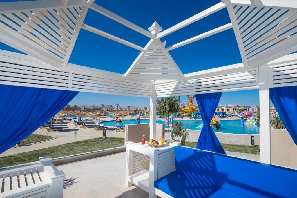 Bazén v ubytování Pickalbatros Aqua Park Sharm El Sheikh nebo v jeho okolí