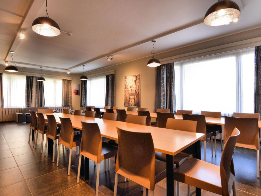 uma sala de conferências com uma mesa longa e cadeiras em Comfortable holiday home in Marcourt with garden em Marcourt