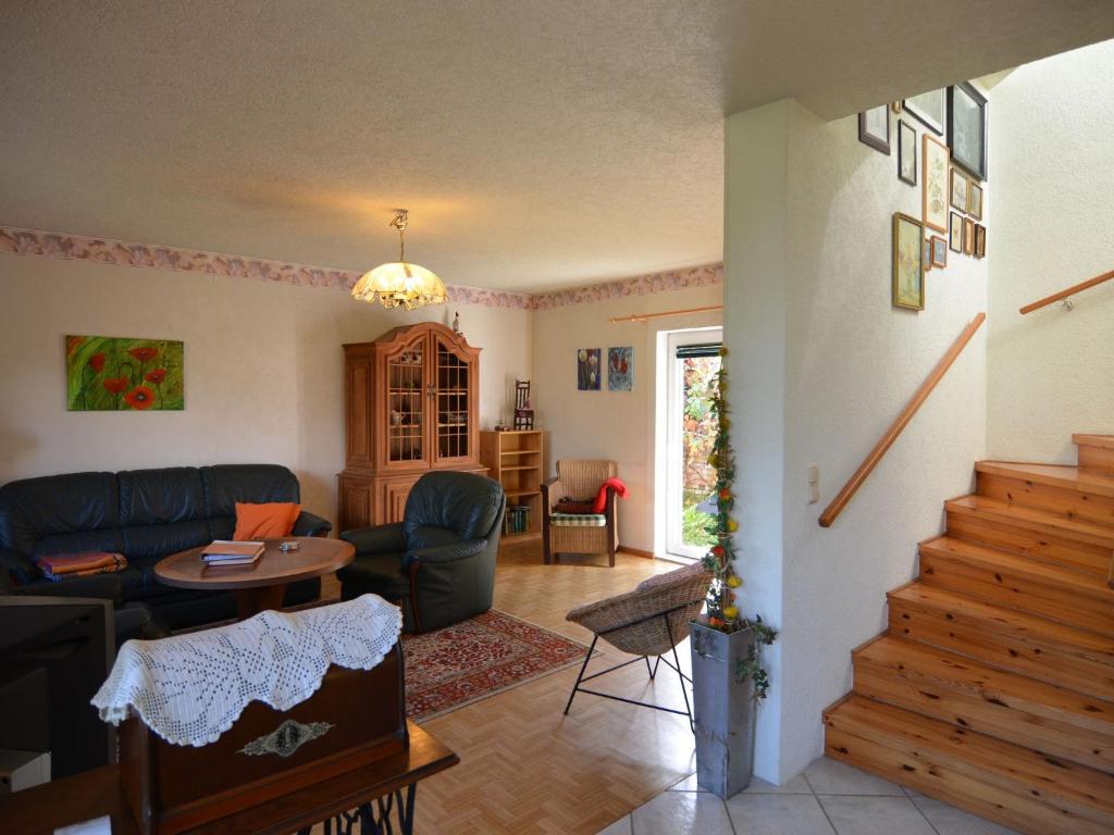 ein Wohnzimmer mit einem Sofa und einem Tisch in der Unterkunft Cozy Holiday Home in Kappe with Balcony in Kappe