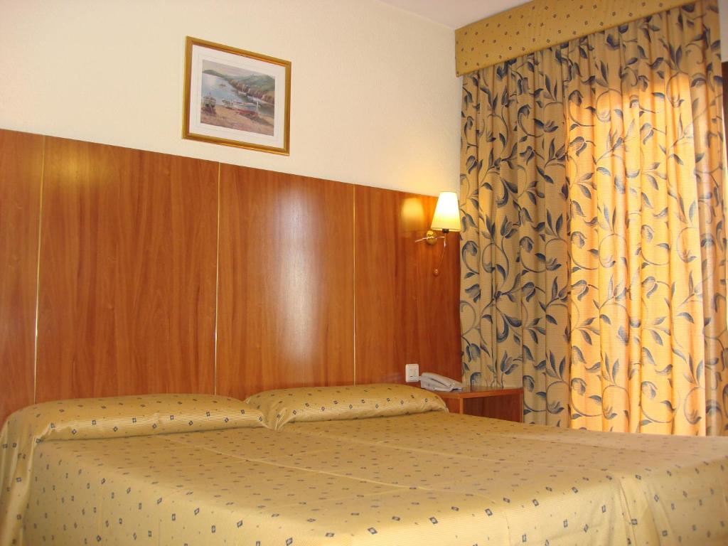 Postel nebo postele na pokoji v ubytování Hotel Mareny Benidorm