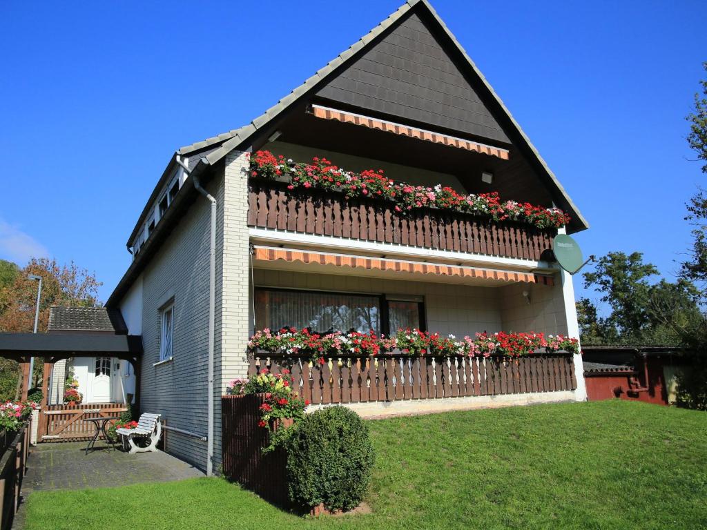 une maison avec des boîtes de fleurs sur son côté dans l'établissement Apartment near the forest in Hullersen, à Einbeck