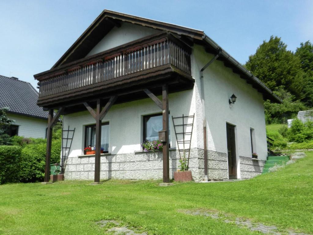 AltenfeldにあるAppealing holiday home in Altenfeld with terraceの庭の上にバルコニー付きの家