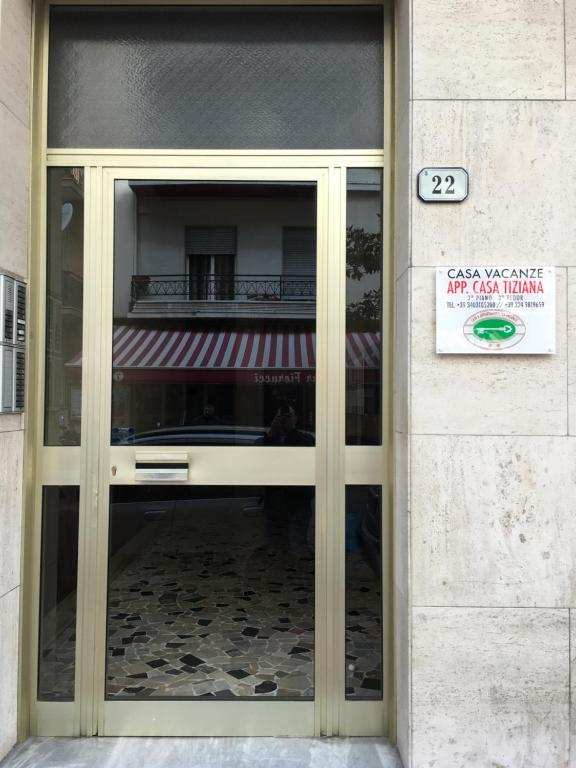 ヴェンティミリアにあるAppartamento Casa Tiziana 3 Camere, Sala, Cucina, Terrazzoの看板付きの建物のガラス戸