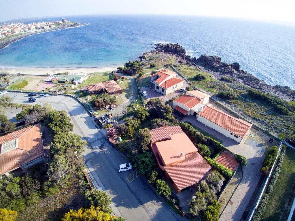- une vue aérienne sur une maison à côté de l'océan dans l'établissement La Baia Casa Vacanze, à Portoscuso