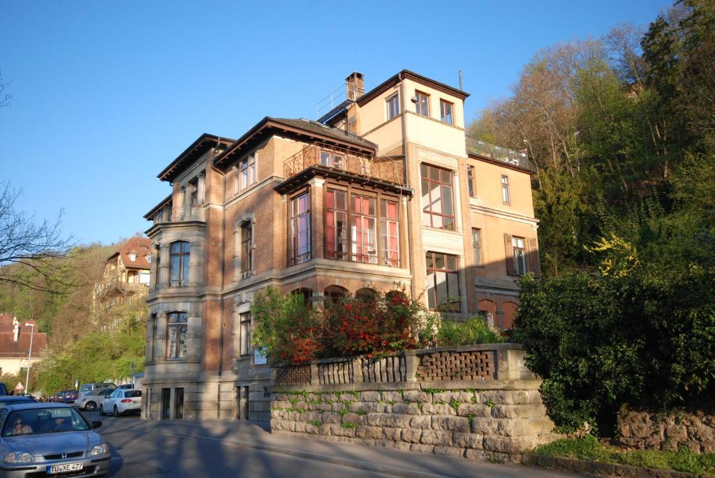 una casa vieja con un coche aparcado delante de ella en Appartements in zentraler Lage, en Tübingen