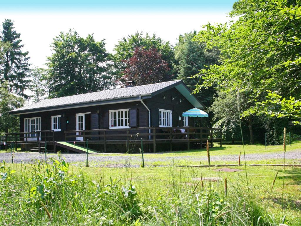 eine kleine Hütte in der Mitte eines Feldes in der Unterkunft Spacious Chalet with Private Garden in Waimes in Sourbrodt