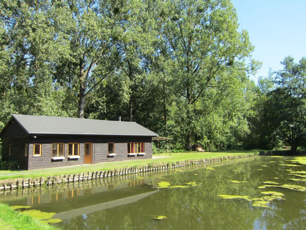 BraibantにあるBeautiful Holiday Home in Braibantのユリの池の横の小屋