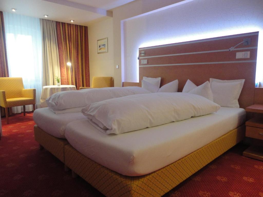 Postel nebo postele na pokoji v ubytování Hotel Engel