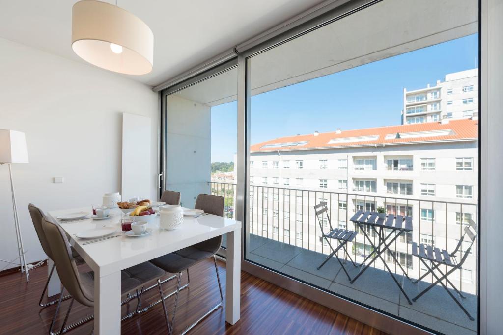 LovelyStay - Casas Brancas - Modern Apartment with Balcony & free private parking