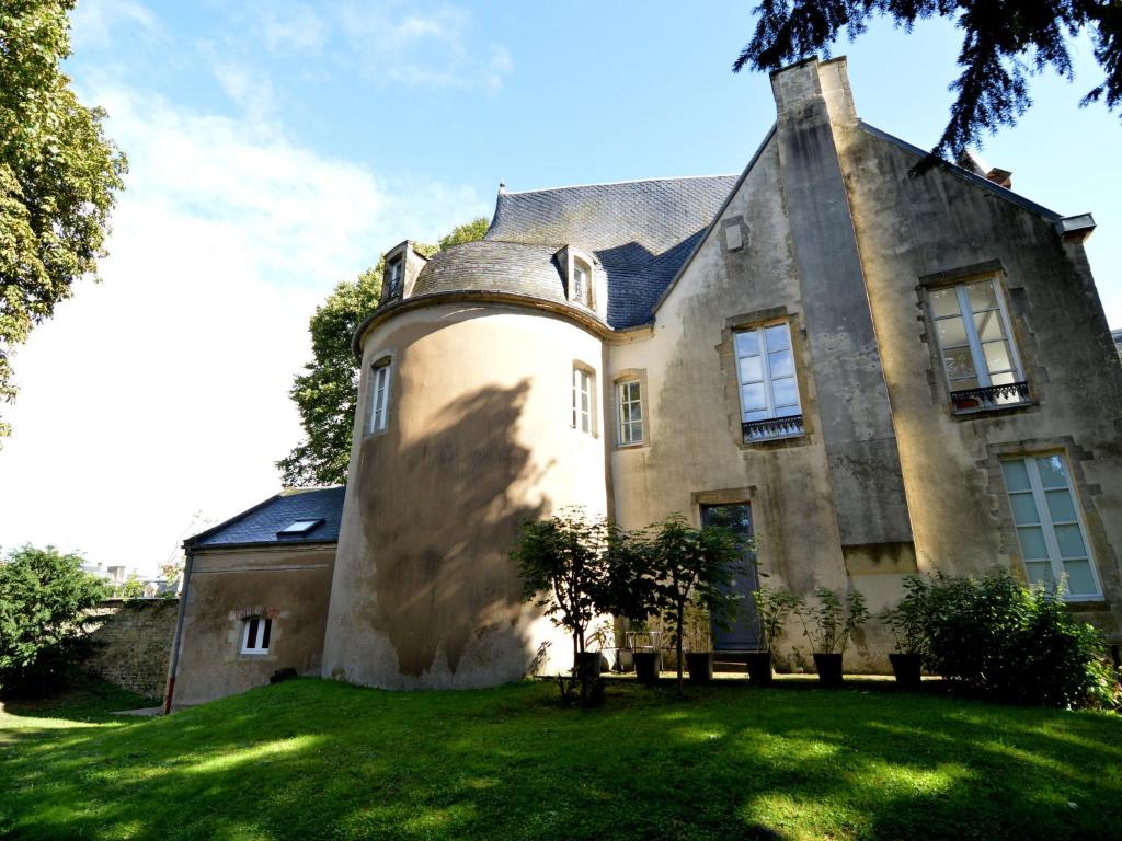 une vieille maison sur une pelouse verdoyante avec un arbre dans l'établissement Cottage in Bayeux near Tapestry Museum, à Bayeux