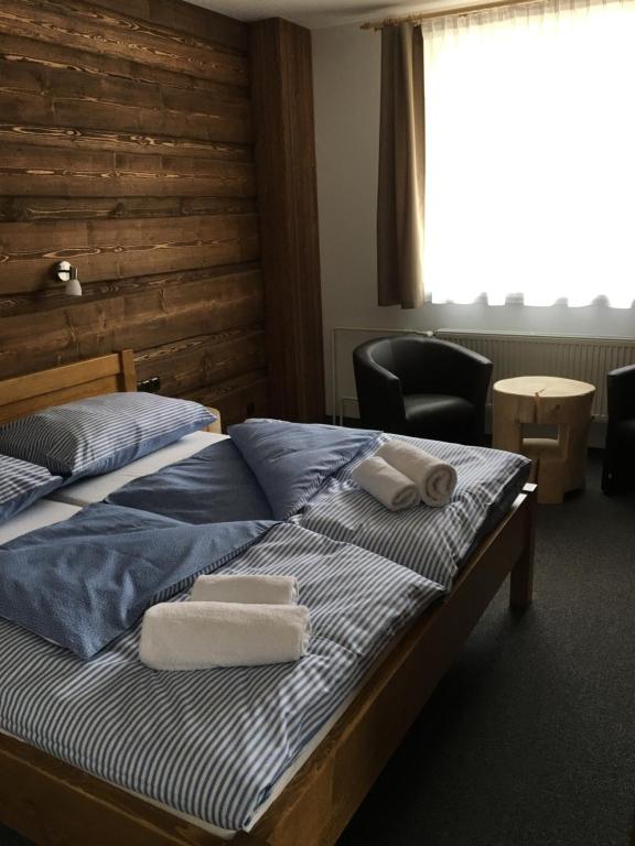 Łóżko lub łóżka w pokoju w obiekcie Hotel Kristian