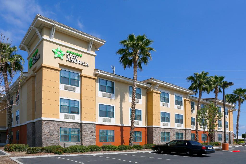 un hôtel avec une voiture garée devant lui dans l'établissement Extended Stay America Suites - Los Angeles - Chino Valley, à Chino