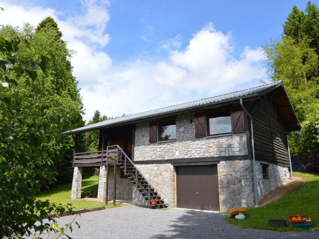 une maison en pierre avec un garage et un escalier dans l'établissement Pretty cottage Ardennes near the Valley of Lesse, à Vencimont