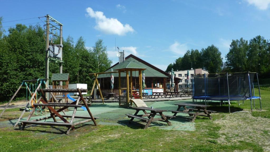 un parque infantil con mesa de picnic y columpio en Penzion Horalka, en Hlinsko