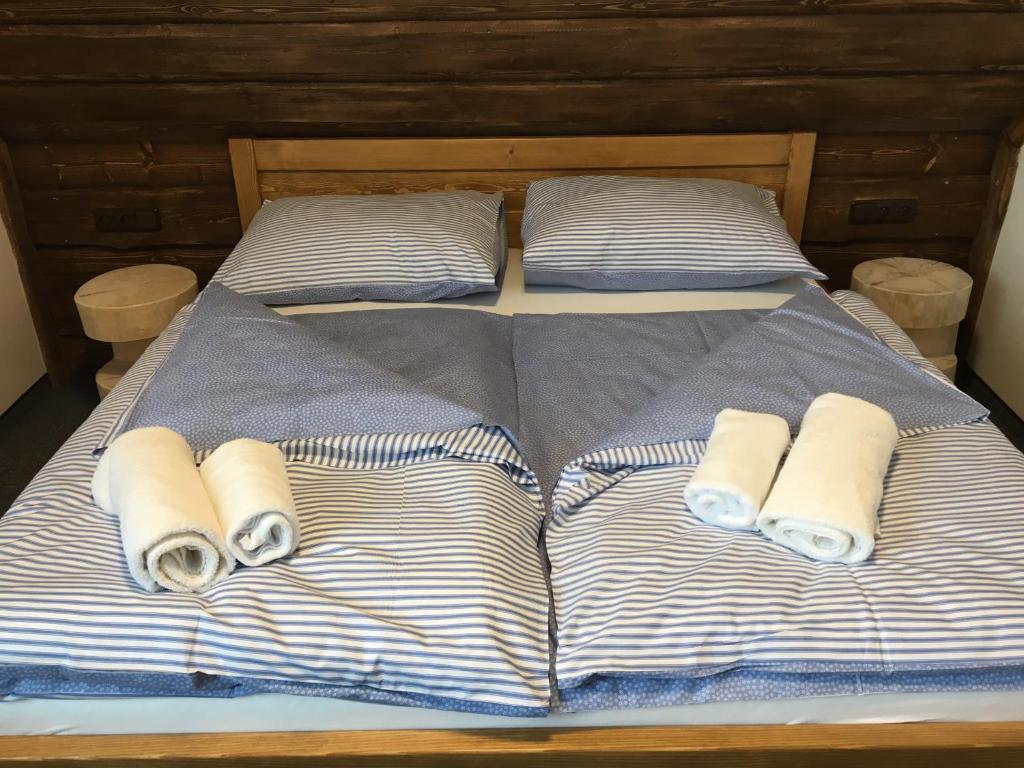 Łóżko lub łóżka w pokoju w obiekcie Hotel Kristian