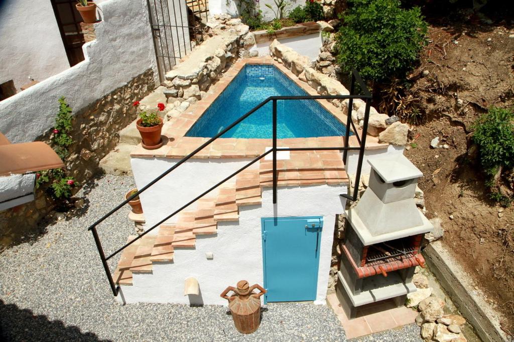 an overhead view of a swimming pool with a staircase and a swimming pool at Casa Escondida in Albuñuelas