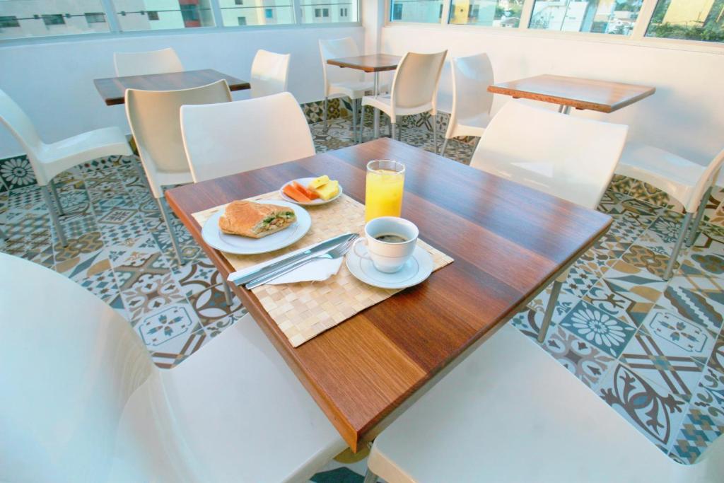 La Esmeralda Restaurant & Car Wash - Image 2