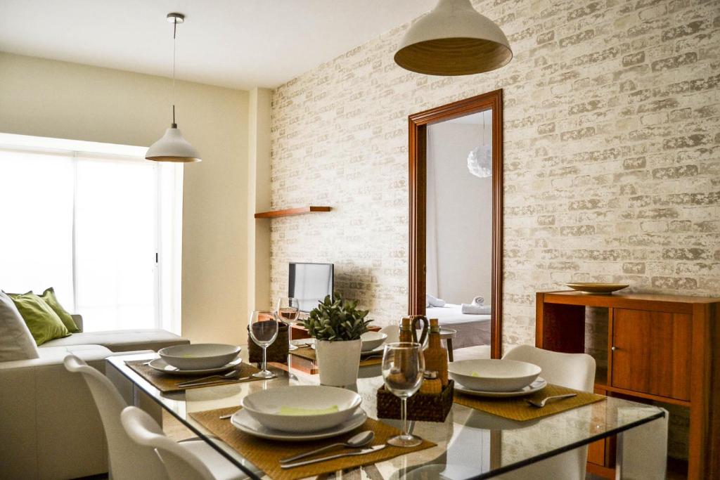 - une salle à manger avec une table et des chaises dans l'établissement Apartamento Ulises Suite 2, à Malaga