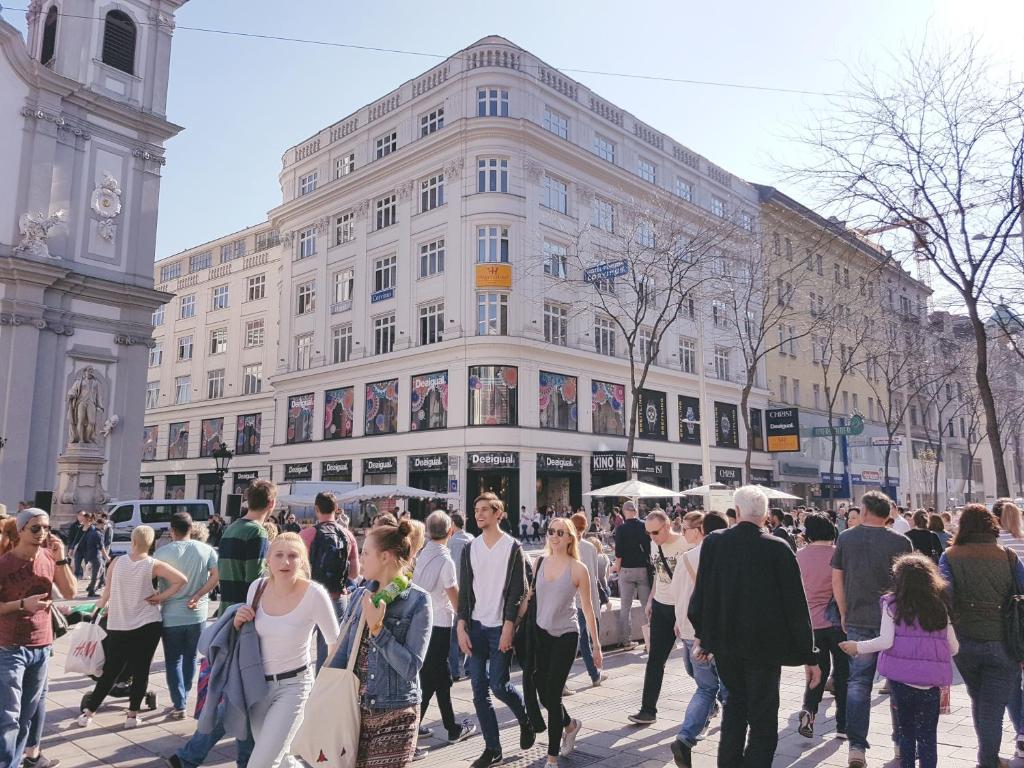 Eine Menschenmenge, die vor einem Gebäude läuft in der Unterkunft Hotel Haydn in Wien