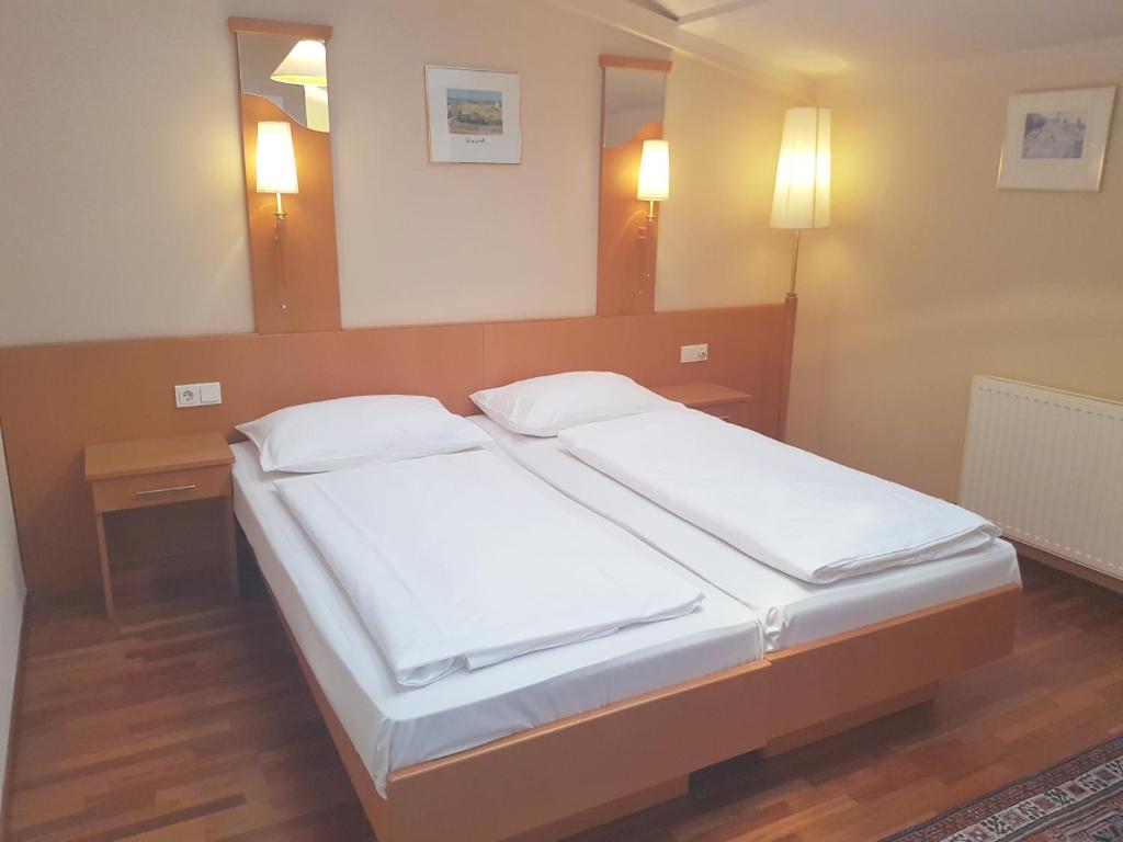Postel nebo postele na pokoji v ubytování Hotel Haydn