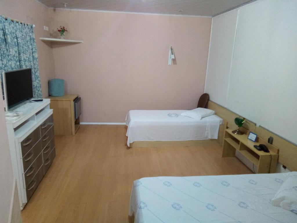 Postel nebo postele na pokoji v ubytování Cumbipar King Hotel