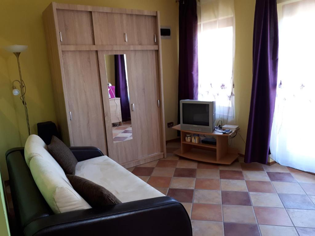 Rozmaring Apartmanok - Rozmaring Apartment With Balcony