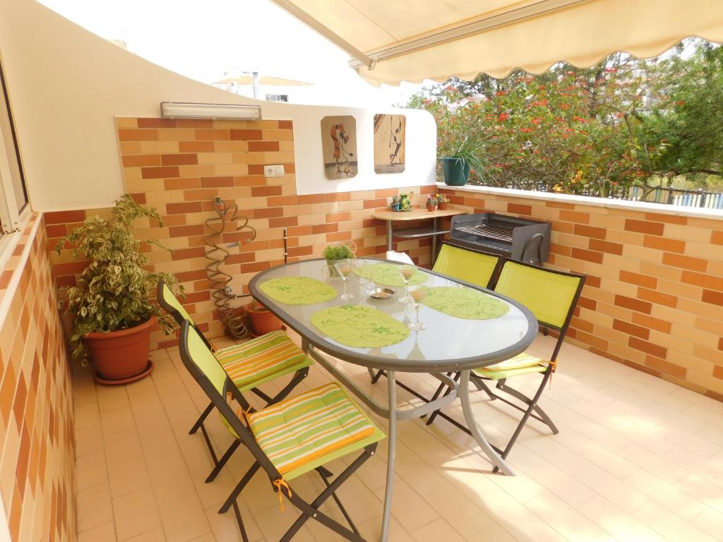 a patio with a table and chairs on a balcony at Casa Happybella in Lagos