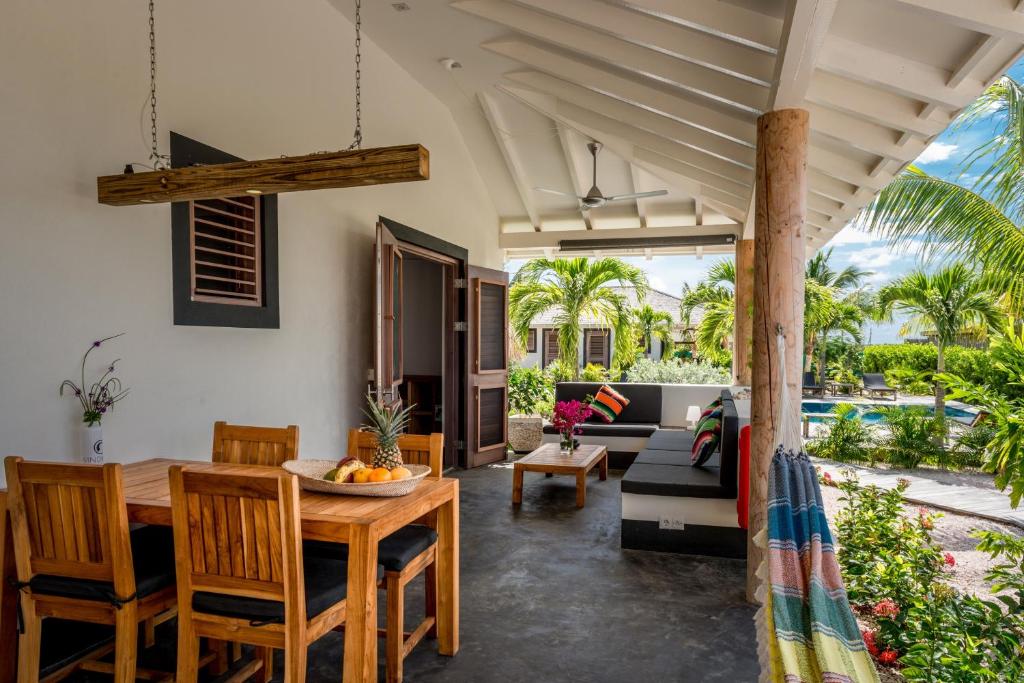 Posezení v ubytování Windhoek Resort Bonaire