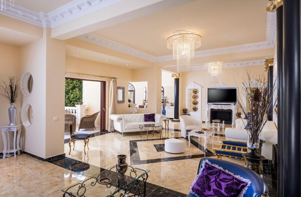 TV a/nebo společenská místnost v ubytování Pandis Palace