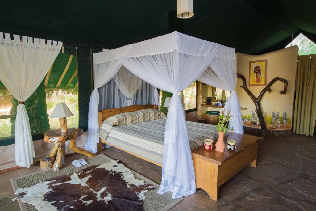 Postel nebo postele na pokoji v ubytování Kibo Safari Camp