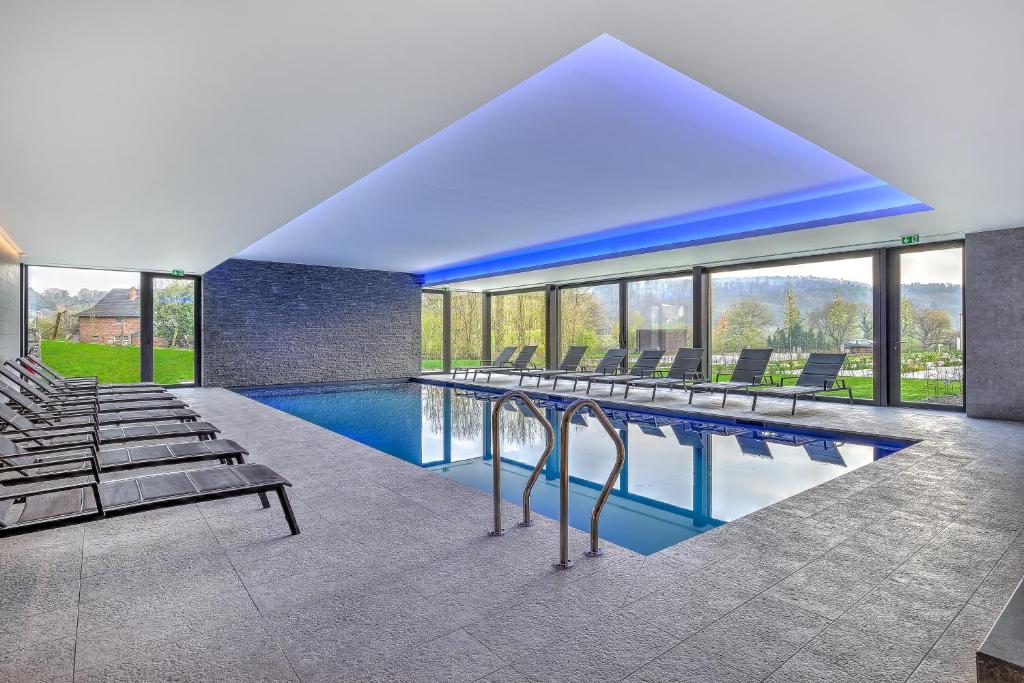 Bazén v ubytování R hotel experiences nebo v jeho okolí